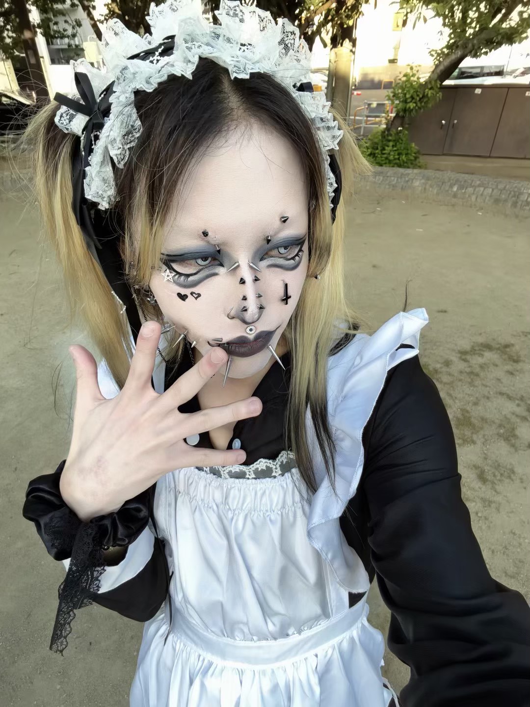 黒いメイド服姿で手を掲げるメシアさん