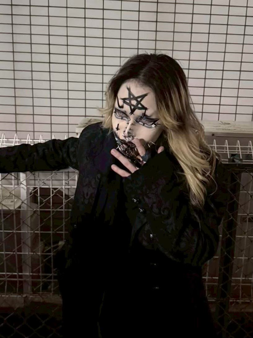 屋外で黒いジャケットをまとったメシアさん